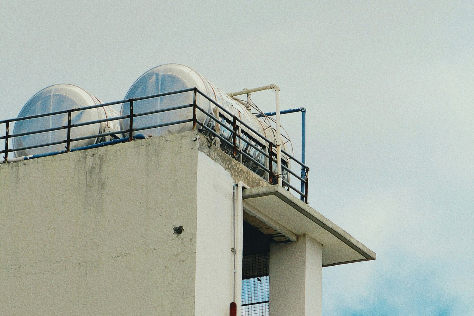 Wartung eines Wassertanks im Außenbereich