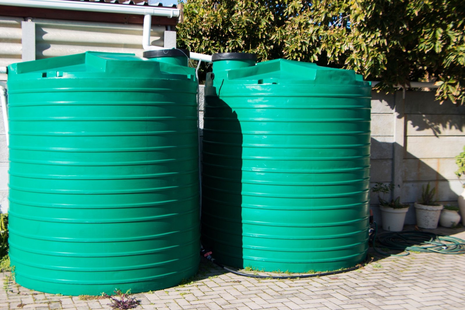 Unterirdischer Kunststoff-Regenwassertank im Garten